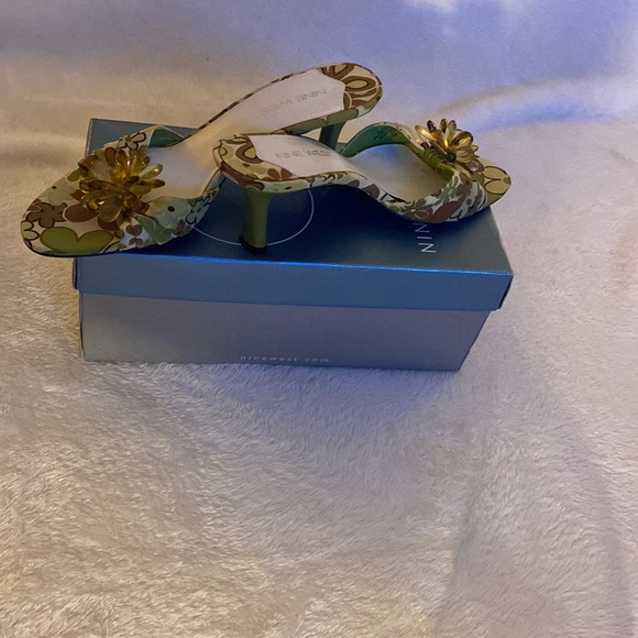 Brand new shoes, worn only once. - Picture 1 of 4